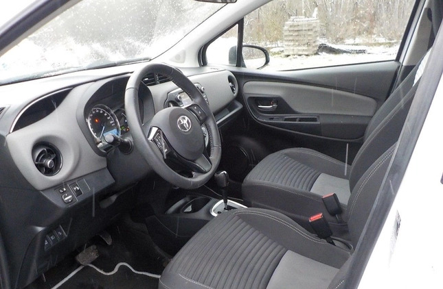 Toyota Yaris cena 34900 przebieg: 30137, rok produkcji 2018 z Ożarów Mazowiecki małe 326